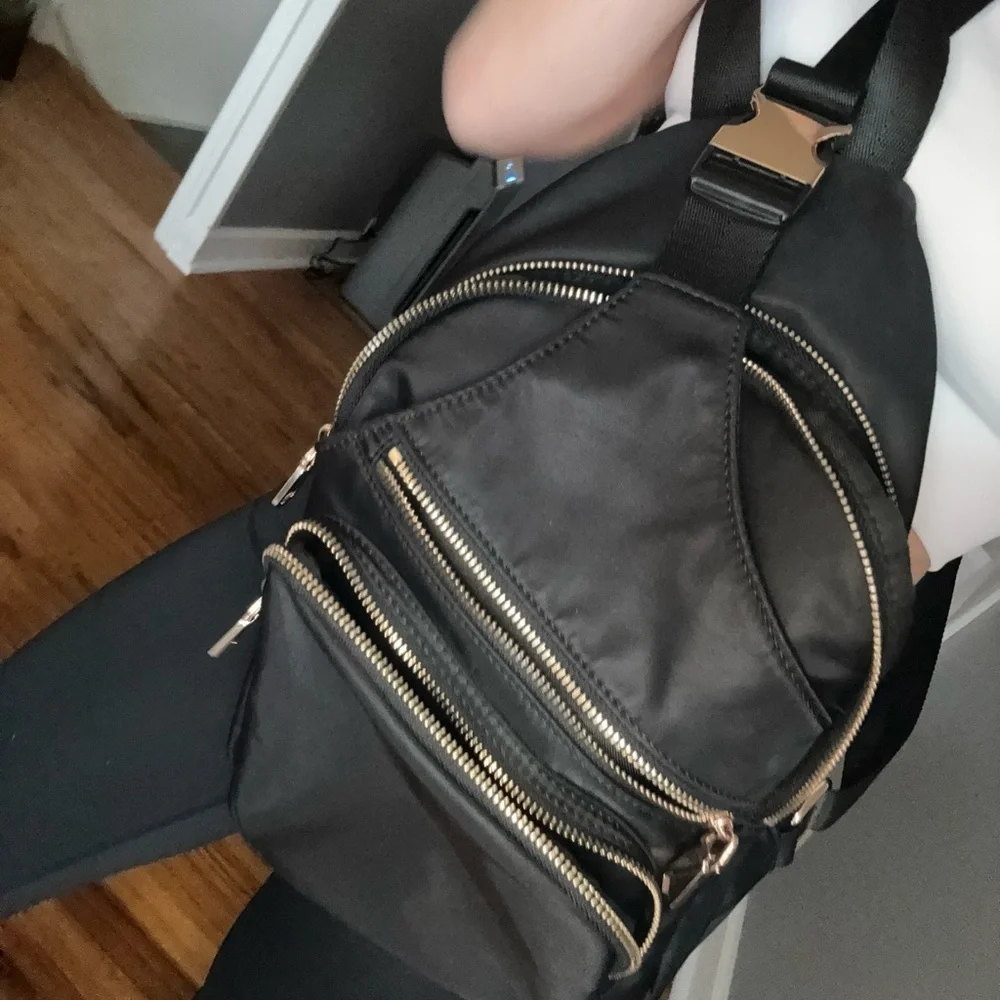 Sleek Black Crossbody Bag with Multiple Compartments - Picture 3 of 3
